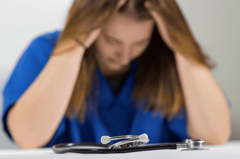 COMO EVITAR O BURNOUT ?   RECONHECIMENTO E VALORIZAÇÃO DO CUIDADOR FAMILIAR
